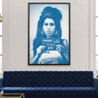 Amy Mugshot Blaue Leinwand