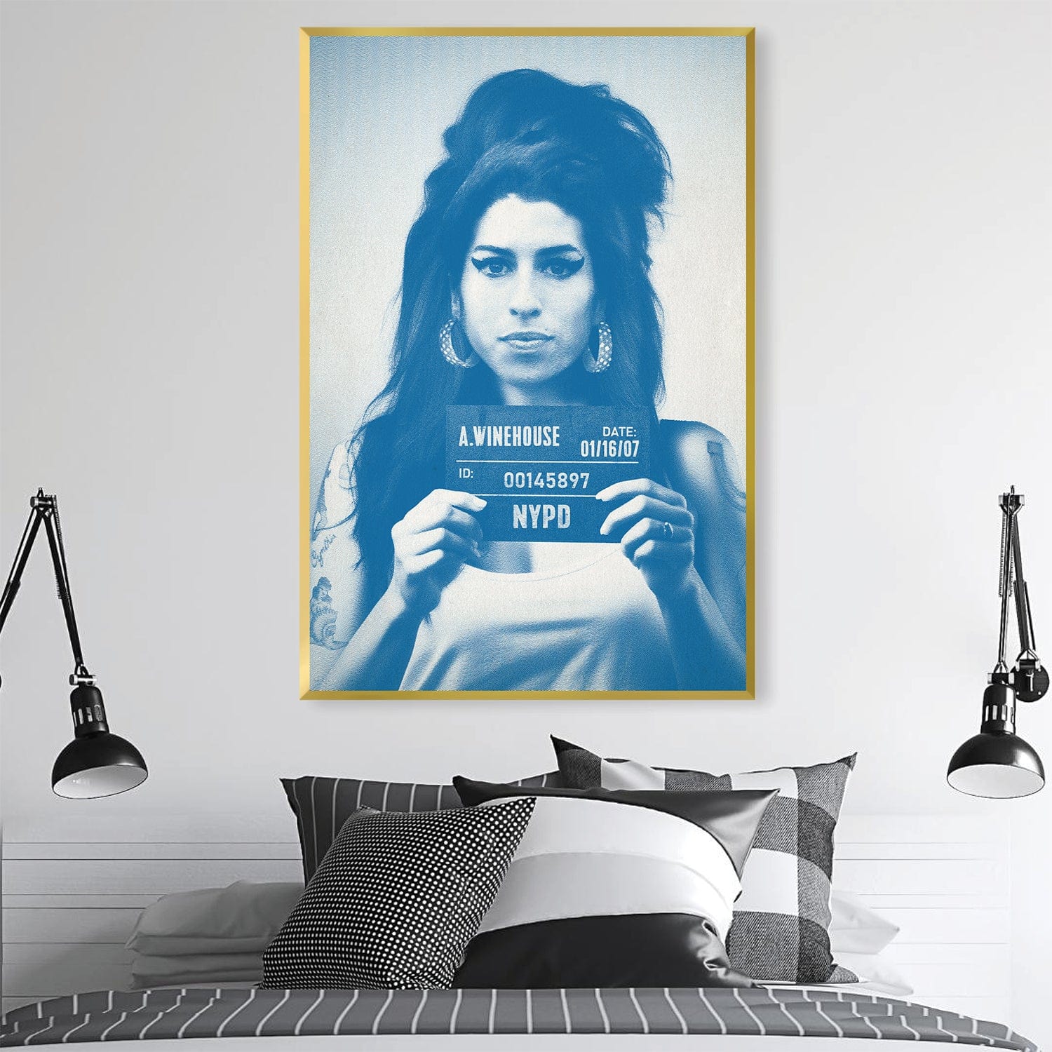 Amy Mugshot Blaue Leinwand